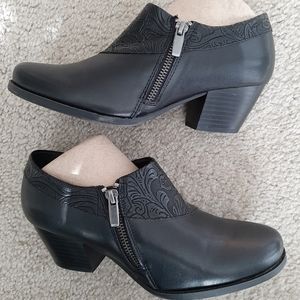 NWOT Bare Traps Booties